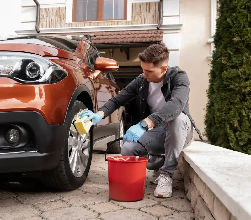 Lavage auto à domicile Prat : professionnel intervenant sur un véhicule